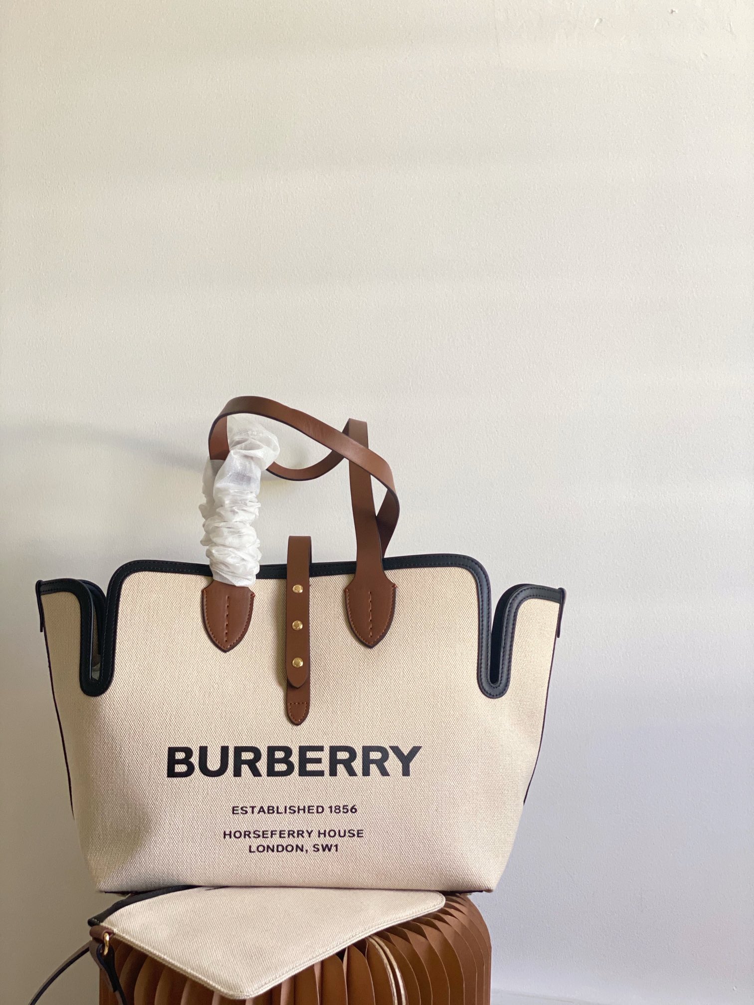 Burberry_The_Belt_Tote-3
